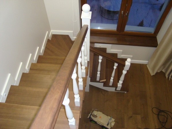 деревянная с белым лестница сверху