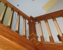 Дубовая лестница с балясинами из клена