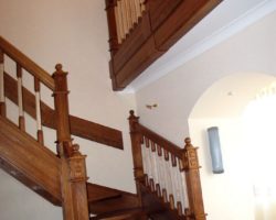 Дубовая лестница с балясинами из клена