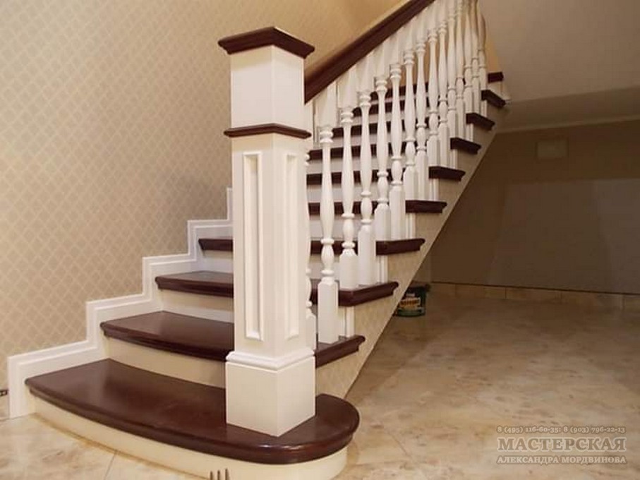 Деревянная лестница с белыми болясинами
