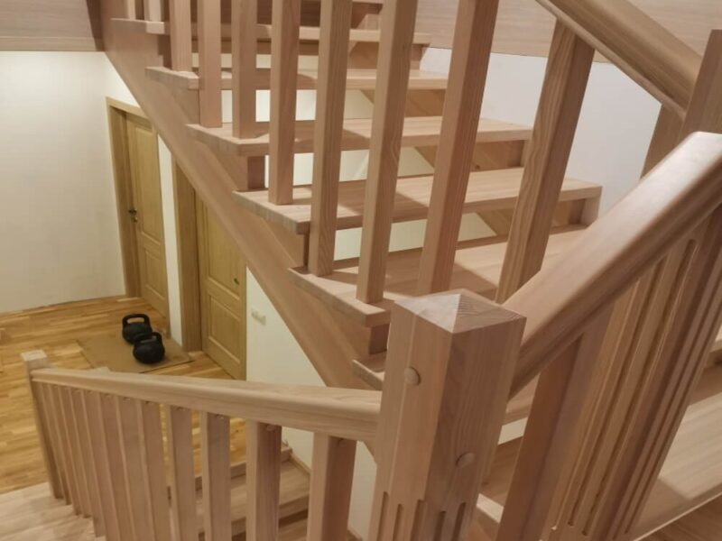 Комбинированная лестница из лиственницы и ясеня