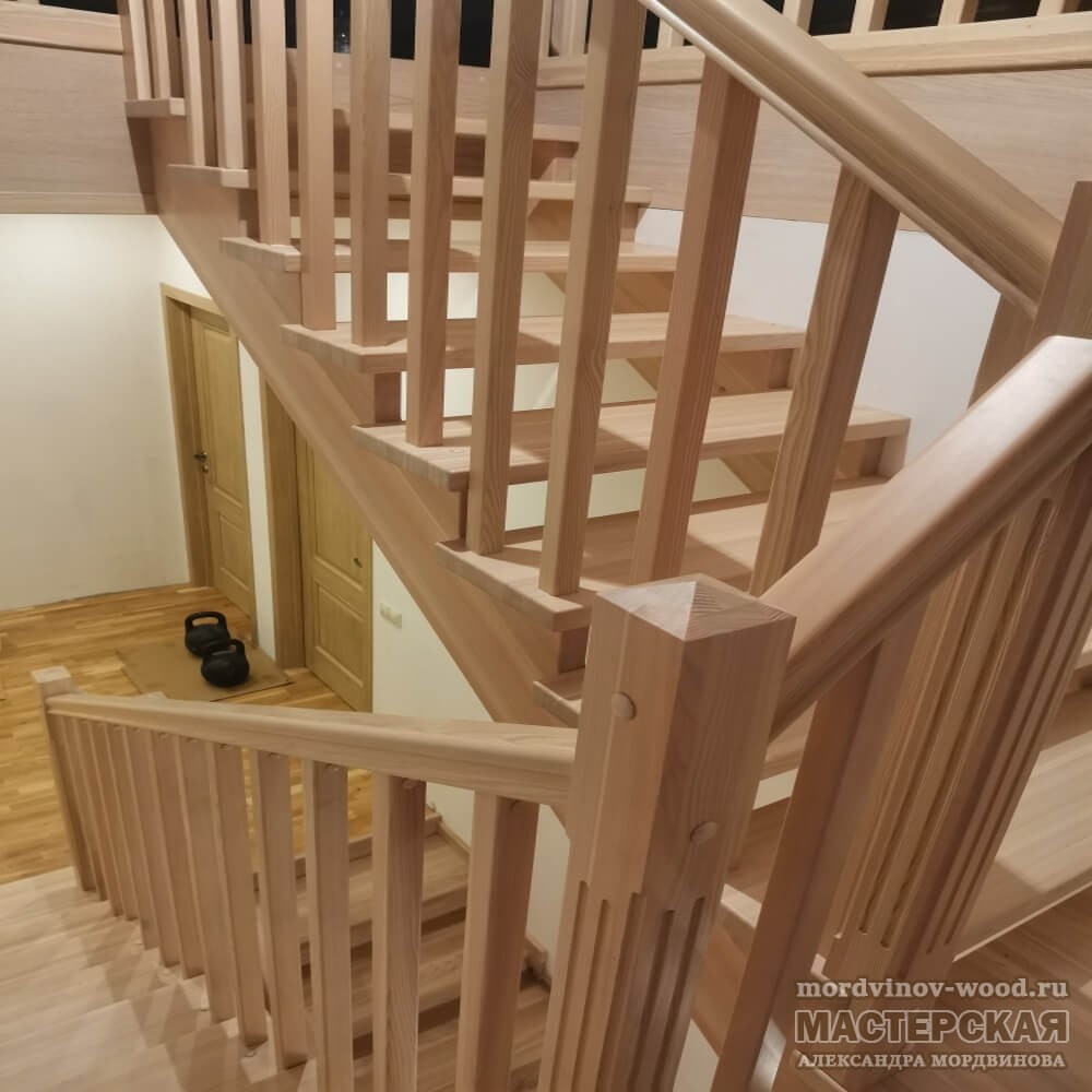 Комбинированная лестница из лиственницы и ясеня